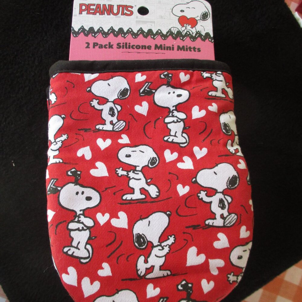 Peanuts Snoopy Valentine's Silicone Mini Oven Mitts NEW